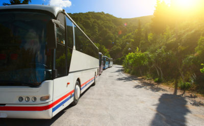 Beneficios prácticos de alquilar un autobús para tus vacaciones